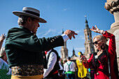 Eine Gruppe aus Andalusien tanzt Sevillanas während der Darbringung von Früchten am Morgen des 13. Oktober während der Fiestas del Pilar, Zaragoza, Aragon, Spanien