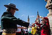 Eine Gruppe aus Andalusien tanzt Sevillanas während der Darbringung von Früchten am Morgen des 13. Oktober während der Fiestas del Pilar in Zaragoza, Aragonien, Spanien