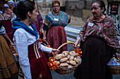 Die Darbringung von Früchten am Morgen des 13. Oktober während der Fiestas del Pilar, Zaragoza, Aragonien, Spanien
