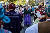 Die Opferung von Früchten am Morgen des 13. Oktober während der Fiestas del Pilar, Zaragoza, Aragon, Spanien