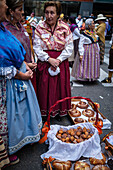 Das Obstopfer am Morgen des 13. Oktober während der Fiestas del Pilar, Zaragoza, Aragonien, Spanien