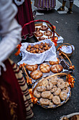 Das Obstopfer am Morgen des 13. Oktober während der Fiestas del Pilar, Zaragoza, Aragonien, Spanien