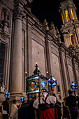 Die Parade des gläsernen Rosenkranzes, oder Rosario de Cristal, während der Fiestas del Pilar in Zaragoza, Spanien