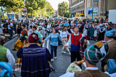 Die Obstspende am Morgen des 13. Oktober während der Fiestas del Pilar, Zaragoza, Aragonien, Spanien