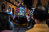 Die Parade des gläsernen Rosenkranzes oder Rosario de Cristal während der Fiestas del Pilar in Zaragoza, Spanien