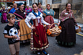 Die Darbringung von Früchten am Morgen des 13. Oktober während der Fiestas del Pilar in Zaragoza, Aragonien, Spanien