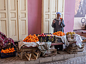 Ein altägyptischer Händler mit seinen Waren im Herzen der Stadt Dendera, Ägypten, Nordafrika, Afrika