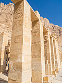 Säulen im Schrein der Hathor auf der oberen Terrasse des Totentempels der Hatschepsut in Deir al-Bahri, UNESCO-Welterbe, Theben, Ägypten, Nordafrika, Afrika