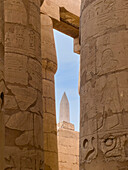 Obelisk der Hatschepsut, Tempelkomplex von Karnak, bestehend aus einer großen Anzahl von Tempeln, Pylonen und Kapellen, UNESCO-Weltkulturerbe, bei Luxor, Theben, Ägypten, Nordafrika, Afrika