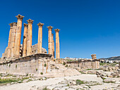 Säulen umrahmen ein Gebäude in der antiken Stadt Jerash, die vermutlich 331 v. Chr. von Alexander dem Großen gegründet wurde, Jerash, Jordanien, Naher Osten