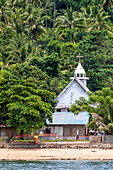 Blick auf eine Kirche auf der Insel Bangka, vor der nordöstlichen Spitze von Sulawesi, Indonesien, Südostasien, Asien