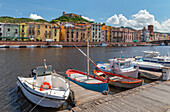 Blick über den Fluss Temo auf Bosa und die Burg Malaspina, Bezirk Oristano, Sardinien, Italien, Mittelmeer, Europa