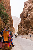 Kleidung, die an den Felsen der berühmten Todra-Schlucht hängt, Tinghir, Atlasgebirge, Provinz Ouarzazate, Marokko, Nordafrika, Afrika