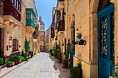 Traditionelle maltesische Kalksteinhäuser mit bunten Balkonen in den lebhaften Gassen der Altstadt von Birgu (Citta Vittoriosa), Malta, Mittelmeer, Europa
