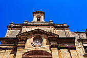 Maltesisches Oratorium des Heiligen Kreuzes mit Kalkstein, Malteserkreuz und Glockenturm unter strahlend blauem Himmel, Altstadt von Birgu (Citta Vittoriosa), Malta, Mittelmeerraum, Europa