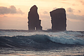 Die Schornsteine von Mosteiros bei Sonnenuntergang mit hohen Wellen im Vordergrund, Insel Sao Miguel, Azoren, Portugal, Atlantik, Europa