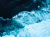 Luftaufnahme der Meereswellen an der Küste der Insel Sao Miguel, Azoren, Portugal, Atlantik, Europa