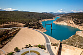 Luftaufnahme des Francisco Abellan-Staudamms und -Stausees, Granada, Andalusien, Spanien, Europa