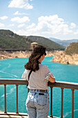 Frau schaut auf den Francisco Abellan-Stausee, Granada, Andalusien, Spanien, Europa