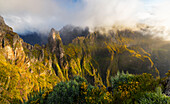 Blick vom Miradouro do Ninho da Manta auf den Pico do Arieiro bei Sonnenaufgang, Madeira, Portugal, Atlantik, Europa