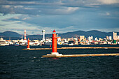 Roter Leuchtturm vor dem Hafen von Hakodate, Hokkaido, Japan, Asien