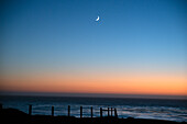 Sonnenuntergang über dem Meer, San Simeon, Kalifornien, Vereinigte Staaten von Amerika, Nordamerika
