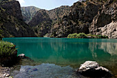 Türkisfarbenes Wasser in einem See in den abgelegenen und spektakulären Fann-Bergen, Teil der westlichen Pamir-Alay, Tadschikistan, Zentralasien, Asien