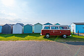 Beach Huts und VW T2 Baywindow Wohnmobil, Felixstowe, Suffolk, England, Vereinigtes Königreich, Europa