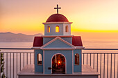 Blick auf eine griechisch-orthodoxe Miniaturkirche an der Küstenstraße bei Assos, Kefalonia, Ionische Inseln, Griechische Inseln, Griechenland, Europa