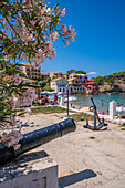 Blick auf den Hafen und die bunten Häuser in Assos, Assos, Kefalonia, Ionische Inseln, Griechische Inseln, Griechenland, Europa
