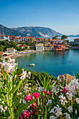 Blick von oben auf den Hafen und die bunten Häuser in Assos, Assos, Kefalonia, Ionische Inseln, Griechische Inseln, Griechenland, Europa