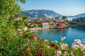 Blick von oben auf den Hafen und die bunten Häuser in Assos, Assos, Kefalonia, Ionische Inseln, Griechische Inseln, Griechenland, Europa