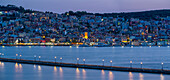 Blick auf Argostoli, Hauptstadt von Kefalonia und De-Bosset-Brücke in der Abenddämmerung, Argostolion, Kefalonia, Ionische Inseln, Griechische Inseln, Griechenland, Europa