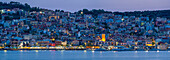 Blick auf Argostoli, Hauptstadt von Kefalonia und De Bosset Brücke in der Abenddämmerung, Argostolion, Kefalonia, Ionische Inseln, Griechische Inseln, Griechenland, Europa