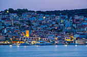 Blick auf Argostoli, Hauptstadt von Kefalonia und De Bosset Brücke in der Abenddämmerung, Argostolion, Kefalonia, Ionische Inseln, Griechische Inseln, Griechenland, Europa