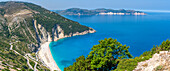 Blick auf Myrtos Beach, Küstenlinie, Meer und Hügel bei Agkonas, Kefalonia, Ionische Inseln, Griechische Inseln, Griechenland, Europa