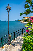Laternenpfahl am Küstenweg in Agia Effimia, Kefalonia, Ionische Inseln, Griechische Inseln, Griechenland, Europa