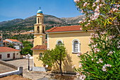 Blick auf den Glockenturm der Kirche von Agia Efimia in Agia Effimia, Kefalonia, Ionische Inseln, Griechische Inseln, Griechenland, Europa