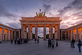 Blick auf das Brandenburger Tor in der Abenddämmerung, Pariser Platz, Unter den Linden, Berlin, Deutschland, Deutschland, Europa