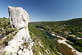 Frankreich, Gard, Ardeche-Schluchten, Aigueze, die schönsten Dörfer Frankreichs, Blick auf die Ardeche oberhalb des Dorfes vom Castelviel-Felsen
