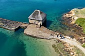 Frankreich, Cotes d'Armor, Ile de Brehat, Gezeitenmühle Birlot (Blick aus der Luft)