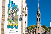 Frankreich, Finistere, Pont-Aven, das Geschäft La Basse Cour à la Ville und die Kirche Saint-Joseph