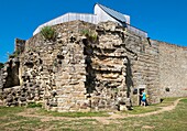 Frankreich, Morbihan, Guemene-sur-Scorff, mittelalterliche Stadt, Überreste des Schlosses (fünfzehntes Jahrhundert), der Stadtmauer und des Wachgebäudes