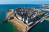 Frankreich, Ille et Vilaine, Cote d'Emeraude (Smaragdküste), Saint Malo, die ummauerte Stadt (Luftaufnahme)