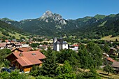 Frankreich, Haute Savoie, Chablais-Massiv, Bernex, die Dorfkirche und die Oche
