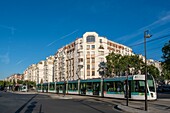 Frankreich, Paris, Porte d'Asnieres, Berthier-Gebäude, Straßenbahnhaltestelle T3