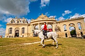 Frankreich, Oise, Chantilly, Chateau de Chantilly, die Grandes Ecuries (Große Ställe), Clara Reiter der Grandes Ecuries, führt sein Pferd im spanischen Schritt vor den Grandes Ecuries (Große Ställe)