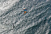 Frankreich, Vendee, La Tranche sur Mer, Kitesurfer (Luftaufnahme)