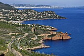 Frankreich, Var, Corniche und Esterel-Küste, Siedlung an der Küste und Stadt Mandelieu sowie Cannes im Hintergrund