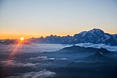 Frankreich, Haute Savoie, Chamonix Mont Blanc, Mont Blanc (4810m) bei Sonnenaufgang